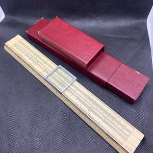 Regolo calcolatore logaritmico d'epoca dell'URSS. Regolo calcolatore dell'URSS. Regolo calcolatore sovietico del 1952.