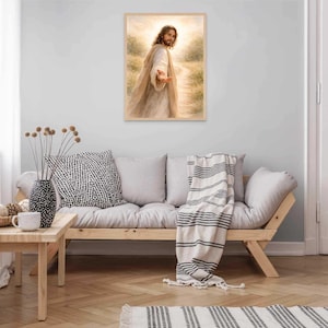 K&ouml;nnte beinhalten: Ein gerahmter Druck einer religi&ouml;sen Figur mit langem Haar und Bart, die dem Betrachter eine Hand entgegenstreckt. Das Kunstwerk wird an einer hellgrauen Wand &uuml;ber einem Holzsofa mit Kissen und einer gestreiften Decke ausgestellt. Vor dem Sofa steht ein kleiner Holztisch mit Dekoration.