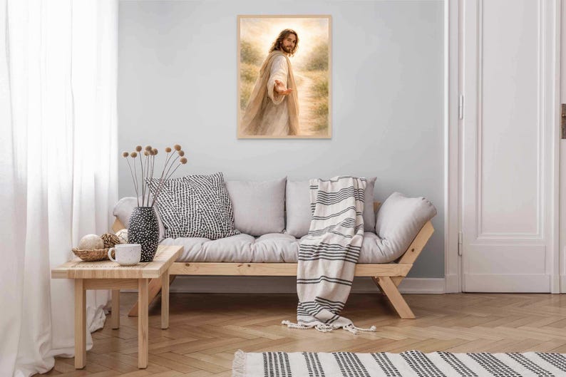 K&ouml;nnte beinhalten: Ein gerahmter Druck einer religi&ouml;sen Figur mit langem Haar und Bart, die dem Betrachter eine Hand entgegenstreckt. Das Kunstwerk wird an einer hellgrauen Wand &uuml;ber einem Holzsofa mit Kissen und einer gestreiften Decke ausgestellt. Vor dem Sofa steht ein kleiner Holztisch mit Dekoration.