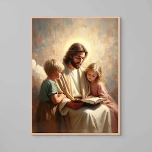 Op de afbeelding: Een ingelijst kunstwerk toont een man met een halo die een boek voorleest aan twee kinderen. De man draagt een witte jurk en de kinderen zijn gekleed in groen en roze. De achtergrond heeft zachte, vervaagde kleuren.