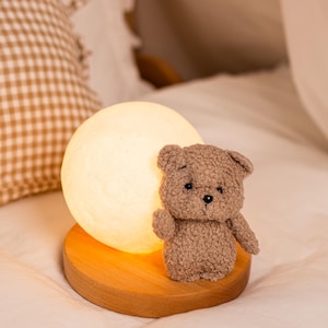 Nattlampa med nallebjörn eller kanin – Handgjord barnlampa med träbas