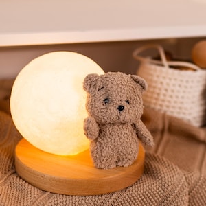 Nattlampa med nallebjörn eller kanin – Handgjord barnlampa med träbas