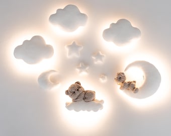 Decoração de parede artesanal em bouclé para quarto de bebê: ursinho de pelúcia, lua, estrelas e luzes de LED.