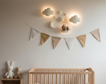 Decoração de parede artesanal em bouclé para quarto de bebê: ursinho de pelúcia, lua, estrelas e luzes de LED.