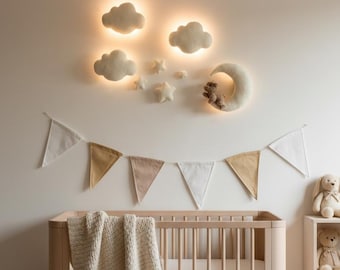 Conjunto de luminárias artesanais em bouclé para quarto de bebê: ursinho de pelúcia, lua, estrelas e nuvens.