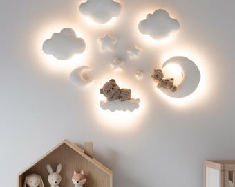 Decoração de parede artesanal em bouclé para quarto de bebê: ursinho de pelúcia, lua, estrelas e luzes de LED.