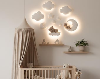 Decoração de parede artesanal em bouclé para quarto de bebê: ursinho de pelúcia, lua, estrelas e luzes de LED.