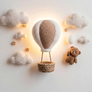Könnte beinhalten: Ein Set aus drei Keramikbechern mit gesprenkelter, matter Oberfläche. Die Becher sind in Creme-, Hellgrau- und Dunkelgrautönen gehalten. Jeder Becher hat ein schlichtes, minimalistisches Design.