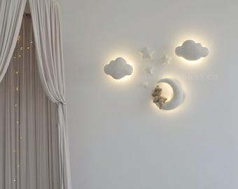 Decoração de parede artesanal em bouclé para quarto de bebê: ursinho de pelúcia, lua, estrelas e conjunto de luzes LED.