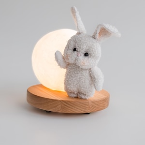 Nattlampa med nallebjörn eller kanin – Handgjord barnlampa med träbas