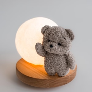 Nattlampa med nallebjörn eller kanin – Handgjord barnlampa med träbas