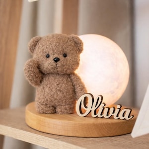 Nattlampa med nallebjörn eller kanin – Handgjord barnlampa med träbas
