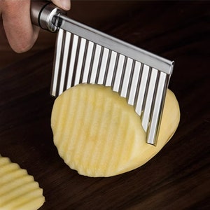 Stainless Steel Potato Chip Salad Vegetable Wavy Cutter chopper ，Crinkle Cutter ，Dad&#39;s assistant, the best new kitchen gift
