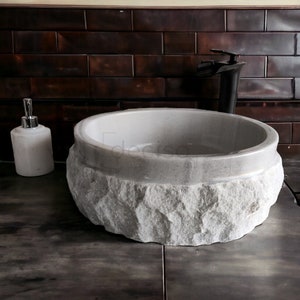 Handgjord diskho i vit marmor - Split-Face Stone