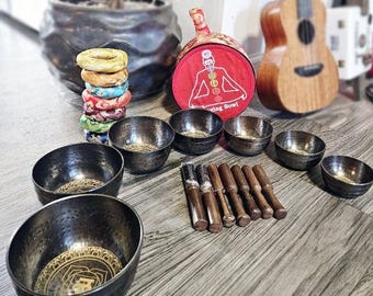 Rea - 7 Chakra Tibetansk Sjungande Skålset - Handhamrade Ljudmeditationsskålar med 7 Hammarklubbor och Kuddar. Premium Helsvart Färg