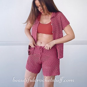 Peut inclure: Une femme portant un ensemble de haut et de short en crochet rose. Le haut a des manches courtes et un devant boutonné. Le short a une taille à cordon et un ourlet festonné. L'ensemble est fait d'un tissu léger et respirant, parfait pour les températures chaudes.  beautifulcrochetstuff.com