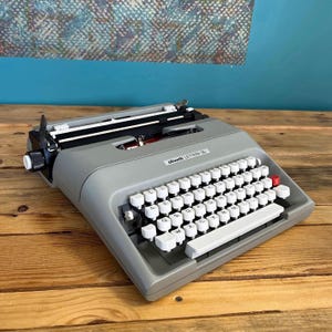 Máquina de escribir Olivetti Lettera 35 l gris - máquina de escribir vintage