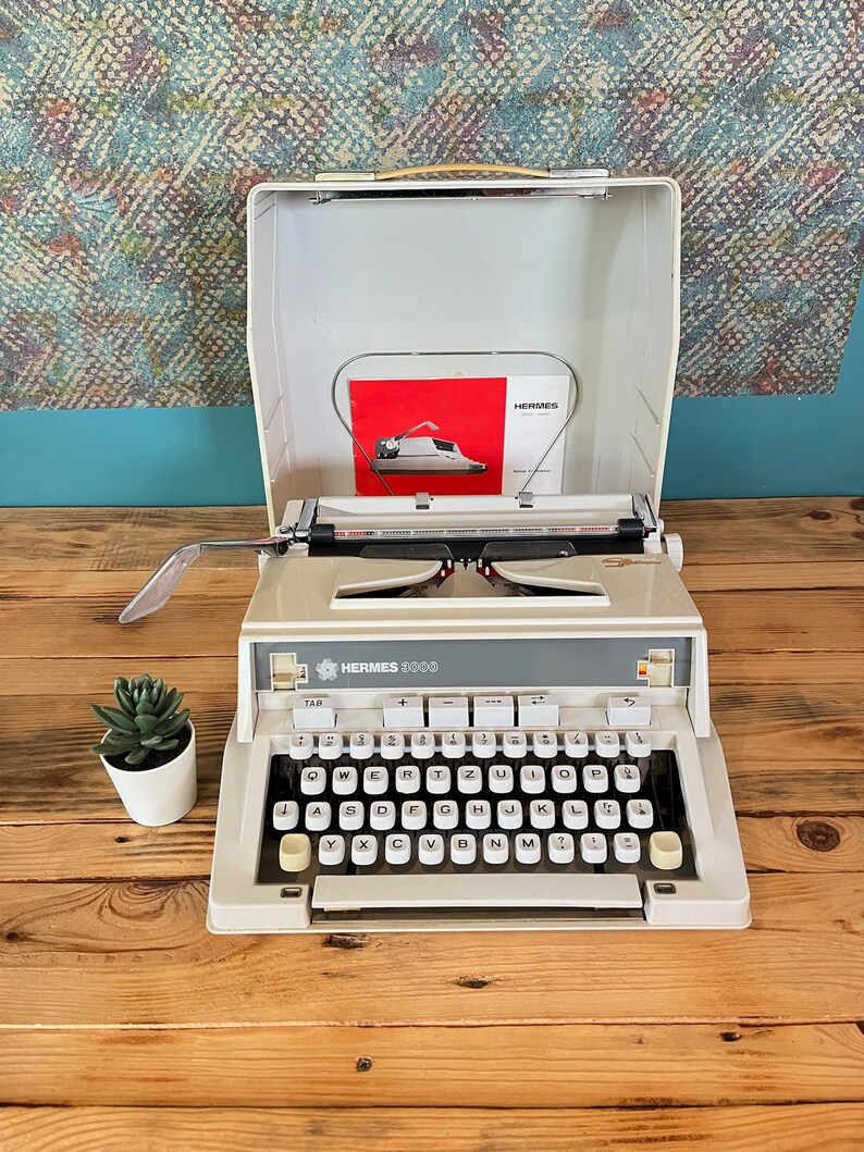 Hermes 3000 typewriter image 2
