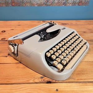 Royalite 100 Vintage Typewriter – Compact Design and Timeless Elegance