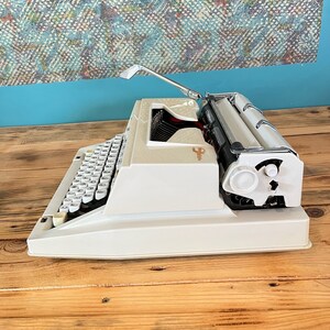 Hermes 3000 typewriter image 6