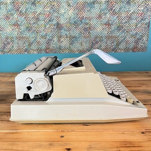 Hermes 3000 typewriter image 4