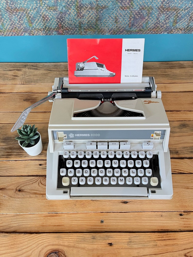 Hermes 3000 typewriter image 1