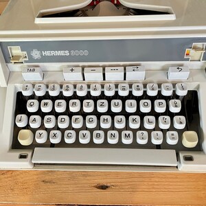 Hermes 3000 typewriter image 7