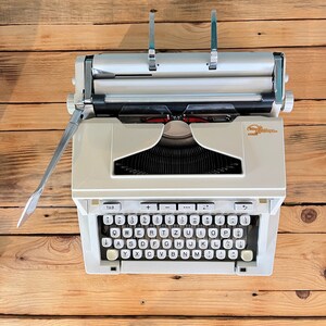 Hermes 3000 typewriter image 3