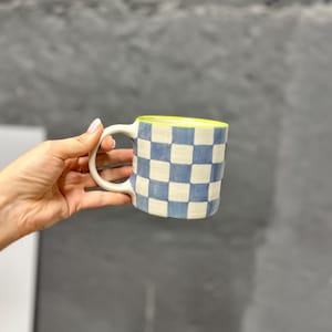 Handgjord rutig mugg, lila schackrutig kopp, funky Y2K keramikkaffemugg, djärv dopamindekor keramik, handmålad schackrutig kopp 13.5oz