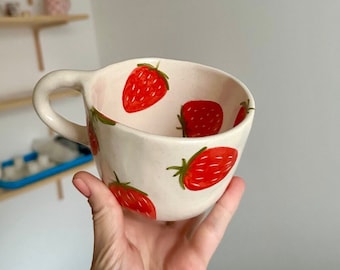 Erdbeerkeramikbecher Handgefertigte Kaffeetasse Niedliche Fruchtästhetische Keramik Handbemalte Rote Beeren Becher Dopamin-Dekor 12 Unze