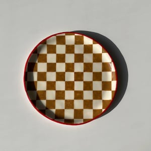 Könnte beinhalten: Ein Set aus drei Keramikbechern mit gesprenkelter, matter Oberfläche. Die Becher sind in Creme-, Hellgrau- und Dunkelgrautönen gehalten. Jeder Becher hat ein schlichtes, minimalistisches Design.