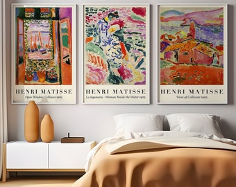 Könnte beinhalten: Drei gerahmte Kunstdrucke mit farbenfrohen abstrakten Gemälden von Henri Matisse. Die Drucke sind betitelt mit "Offenes Fenster, Collioure 1905", "La Japonaise - Frau am Wasser 1905" und "Blick auf Collioure 1905".