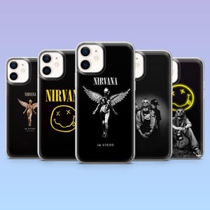 Puede incluir: Una colección de cinco fundas negras para smartphone con varios gráficos temáticos de Nirvana. Los diseños incluyen la figura del ángel de In Utero, el icónico logo de la cara sonriente amarilla y fotografías de la banda con el texto Nirvana.