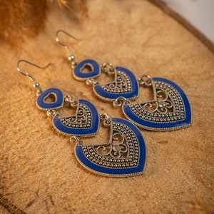 Handmade Moroccan Berber silver earrings, heart-shaped, in blue, red, and black. Elegant oriental bohemian chic jewelry zdjęcie 7