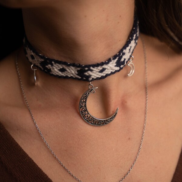 Collier ras de cou tissé coton lune monochrome avec chaine argent acier inoxydable croissant lune | Chocker Witch boho badass