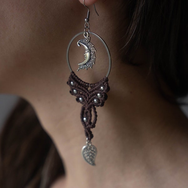 Boucles d'oreilles macramé lune couleur argent | Bijoux céleste bohême hippie sorcière boho chic free spirit marron