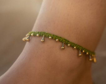 Tobillera de macramé con cuentas – gotas doradas – Pulsera bohemia hecha a mano