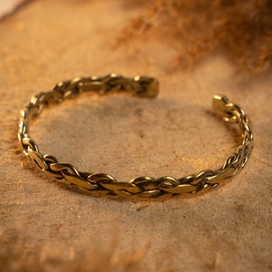 Pulsera marroquí abierta de media caña en latón trenzado | Brazalete minimalista simple ajustable rígido de oro | elegante | hecho a mano | regalo