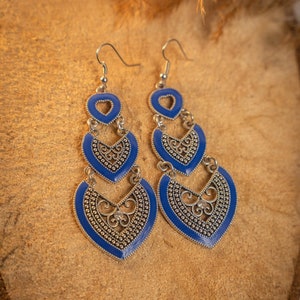 Handmade Moroccan Berber silver earrings, heart-shaped, in blue, red, and black. Elegant oriental bohemian chic jewelry zdjęcie 8