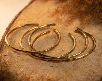 Moroccan open half bangle bracelet smooth and hammered brass in gold | Minimalist adjustable rigid simple in gold