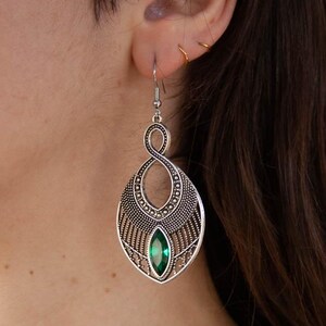 Marokkaanse oorbellen van zilverkleurig metaal met gekleurde glazen steentjes – oosterse oorbellen in boho-stijl – etnische sieraden voor vrouwen, een leuk cadeau-idee.