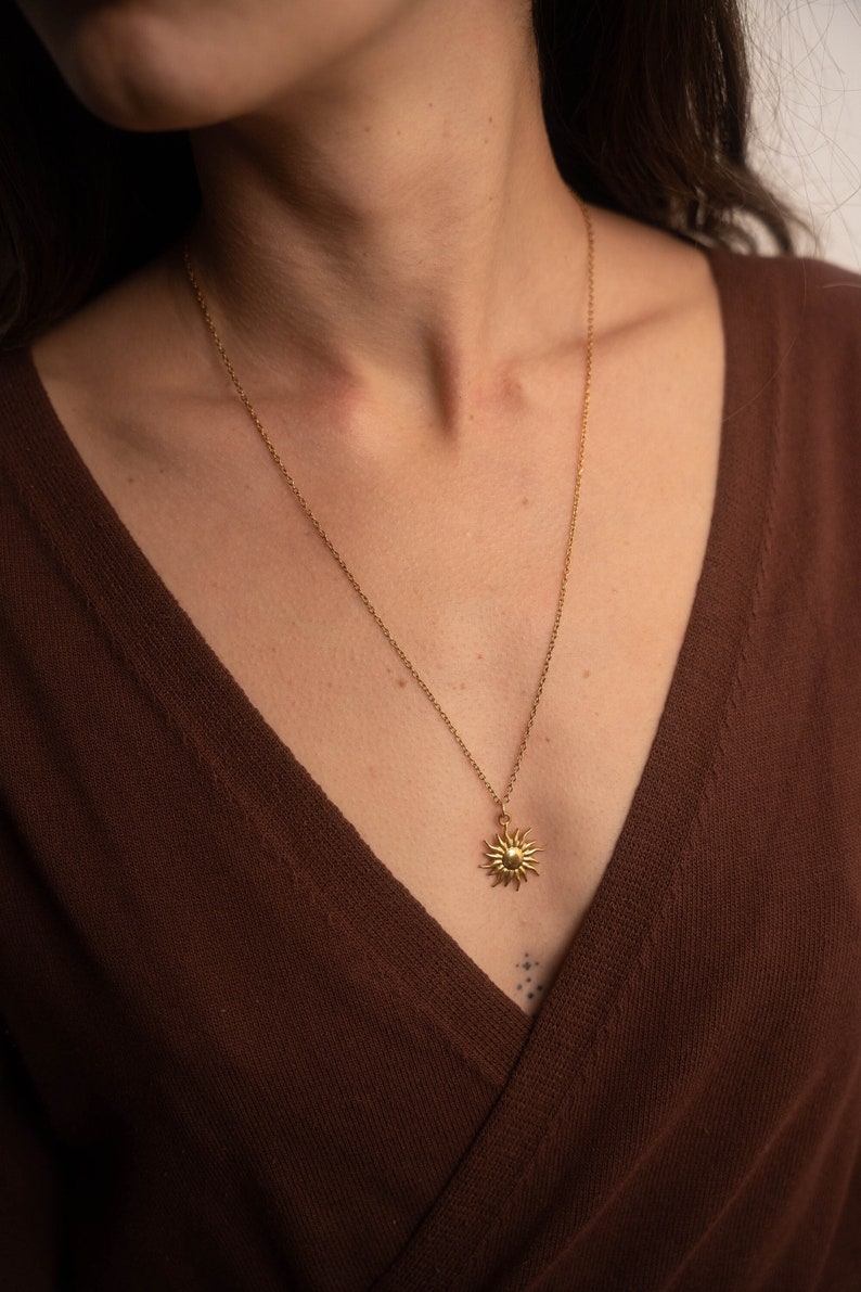 Goudkleurige roestvrijstalen zonneketting Ketting met bohemien chique minimalistische zonnehanger afbeelding 1