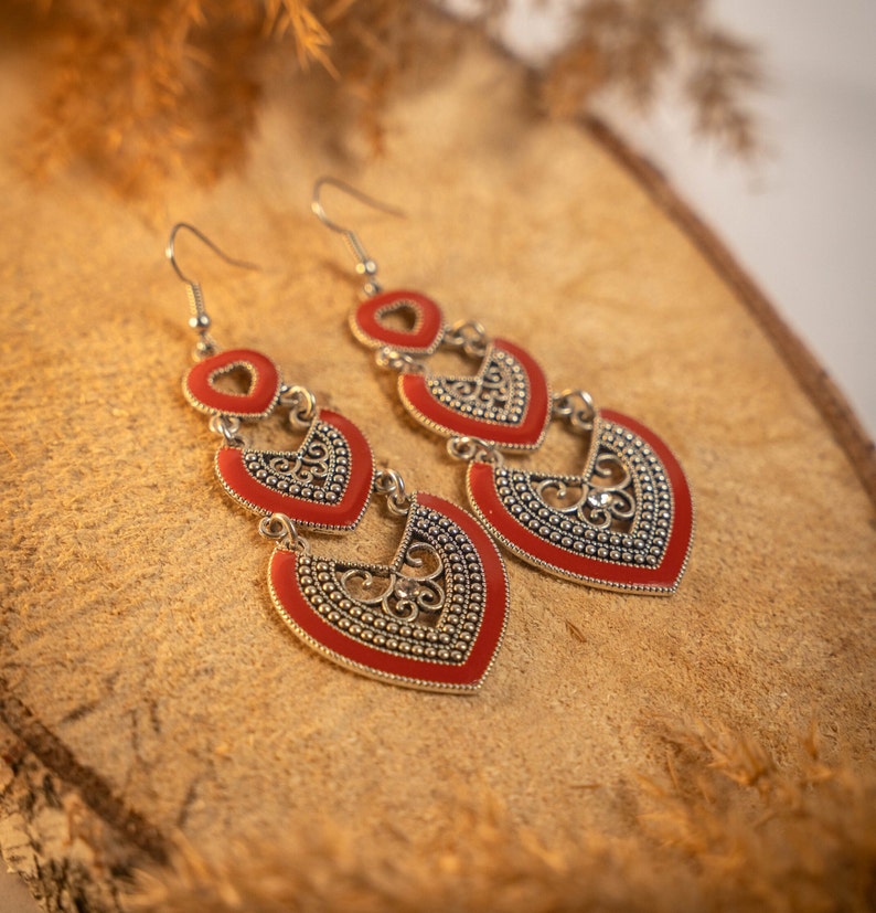 Handmade Moroccan Berber silver earrings, heart-shaped, in blue, red, and black. Elegant oriental bohemian chic jewelry zdjęcie 5