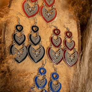 Handmade Moroccan Berber silver earrings, heart-shaped, in blue, red, and black. Elegant oriental bohemian chic jewelry zdjęcie 9