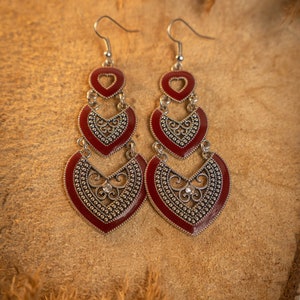 Handmade Moroccan Berber silver earrings, heart-shaped, in blue, red, and black. Elegant oriental bohemian chic jewelry zdjęcie 2