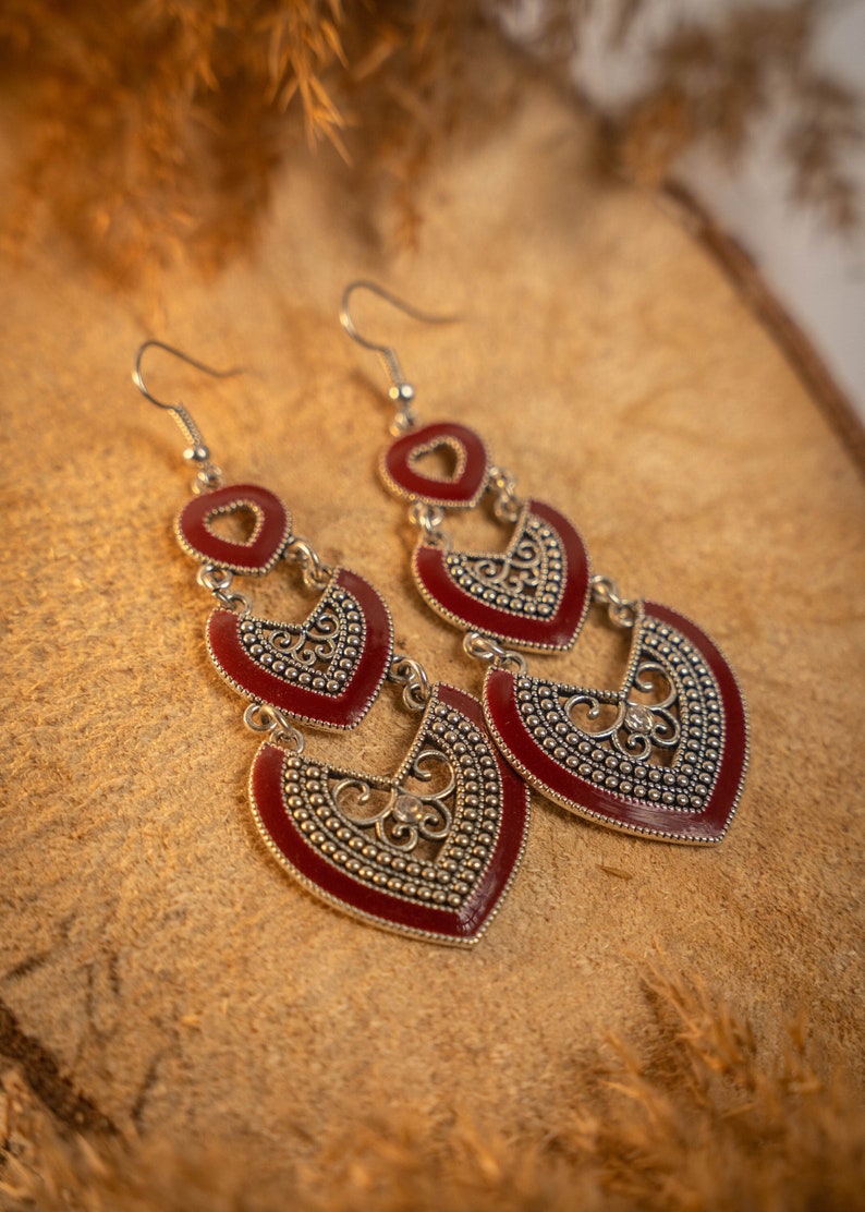 Handmade Moroccan Berber silver earrings, heart-shaped, in blue, red, and black. Elegant oriental bohemian chic jewelry zdjęcie 1