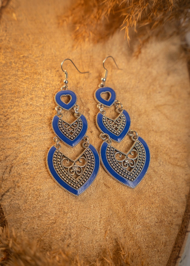 Handmade Moroccan Berber silver earrings, heart-shaped, in blue, red, and black. Elegant oriental bohemian chic jewelry zdjęcie 8