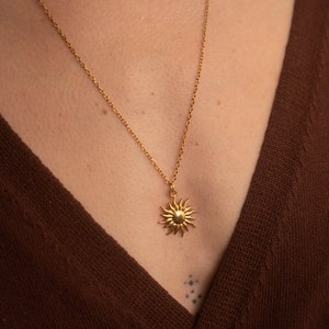 Goudkleurige roestvrijstalen zonneketting Ketting met bohemien chique minimalistische zonnehanger afbeelding 2