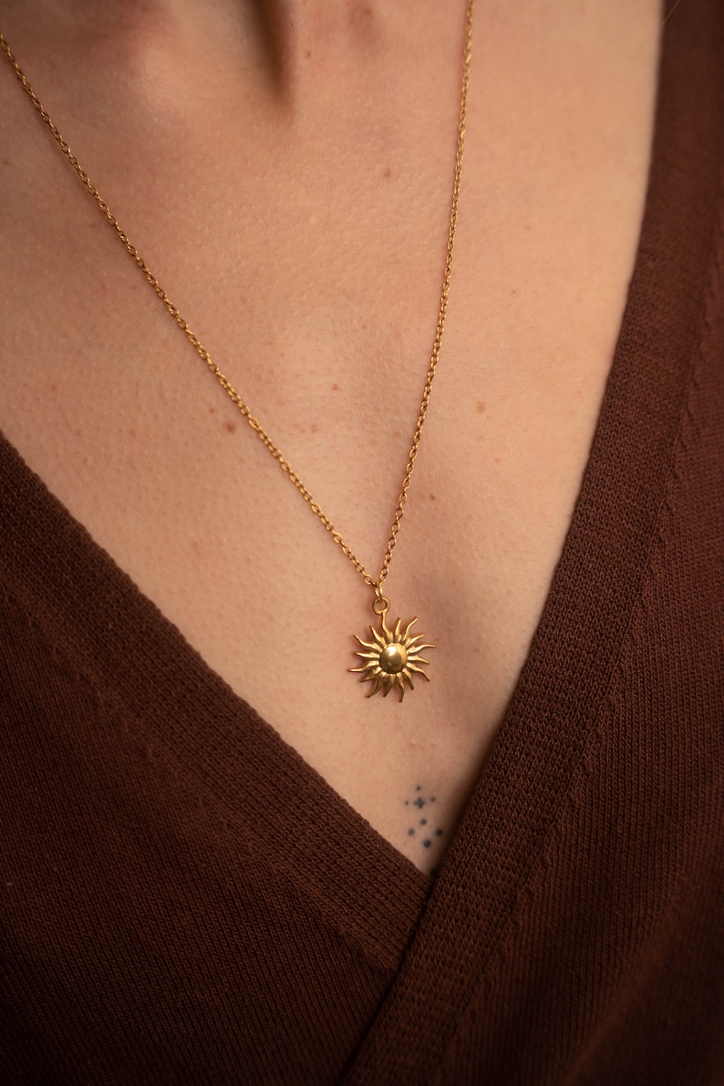 Goudkleurige roestvrijstalen zonneketting Ketting met bohemien chique minimalistische zonnehanger afbeelding 2