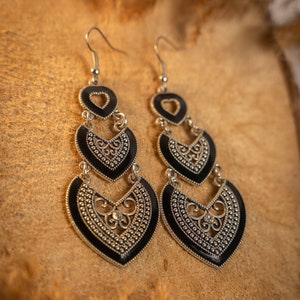 Handmade Moroccan Berber silver earrings, heart-shaped, in blue, red, and black. Elegant oriental bohemian chic jewelry zdjęcie 3